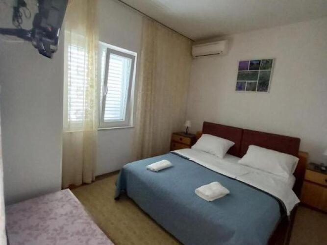 2 - Double With Shared Bathroom 1 - 3 Apartment